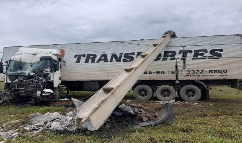 Caminhoneiro vilhenense sai da pista para evitar acidente, derruba poste e deixa quase 6 mil pessoas sem energia