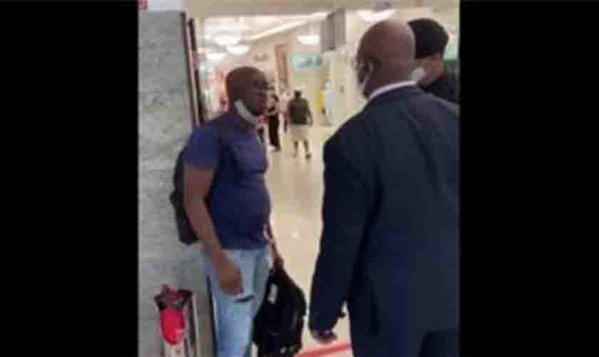 Racismo: acusado de roubo na Zara, homem negro é retirado de banheiro para ‘devolver’ mochila que comprou