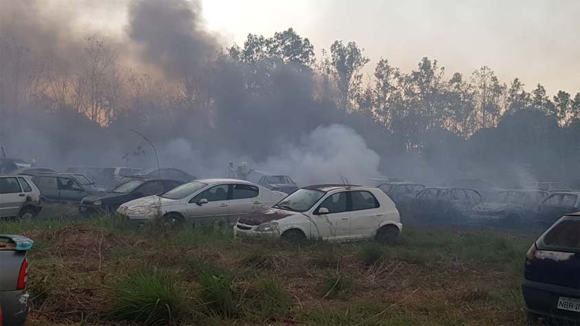 Incêndio de grandes proporções destrói dezenas de carros no pátio da Polícia Civil