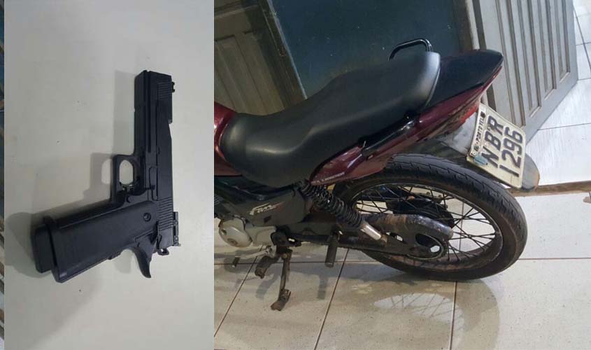 Adolescente de 15 anos com passagens pela polícia é detido com moto roubada e arma de brinquedo