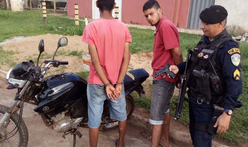 Polícia prende dupla com moto roubada e arma de brinquedo