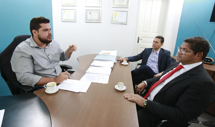 Jean Oliveira recebe visita do prefeito de Guajará Mirim