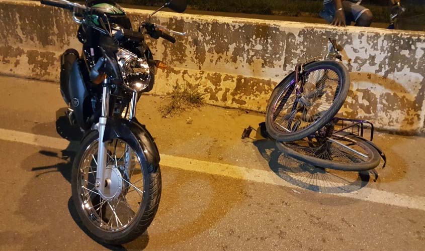 Colisão entre moto e bicicleta deixa ciclista com fraturas 