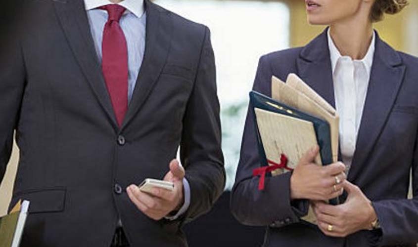 Advogados cônjuges podem representar clientes adversários, desde que partes concordem