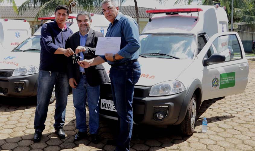 Deputado Aélcio da TV entrega ambulância para Presidente Médici