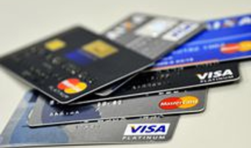 Taxa de juros de pagamento mínimo do cartão cai para 230,4% em junho