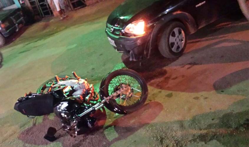Colisão entre carro e moto deixa casal lesionado no bairro Nacional