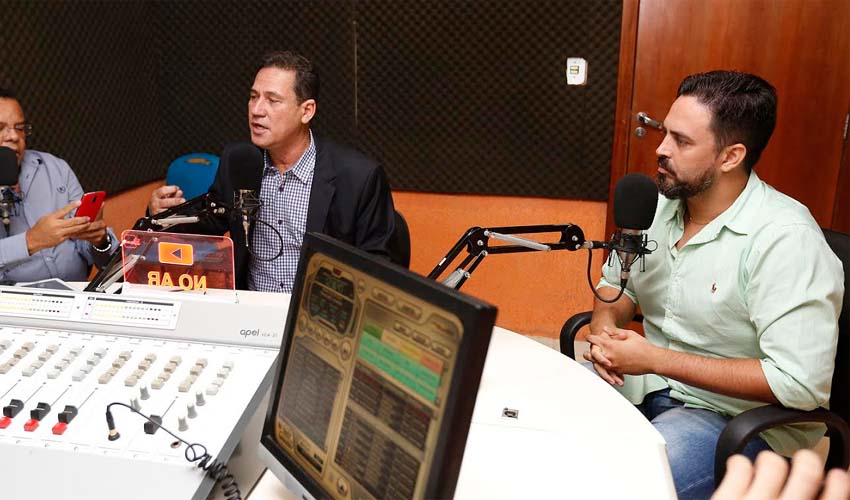 Maurão de Carvalho e Léo concedem entrevista em rádio da capital