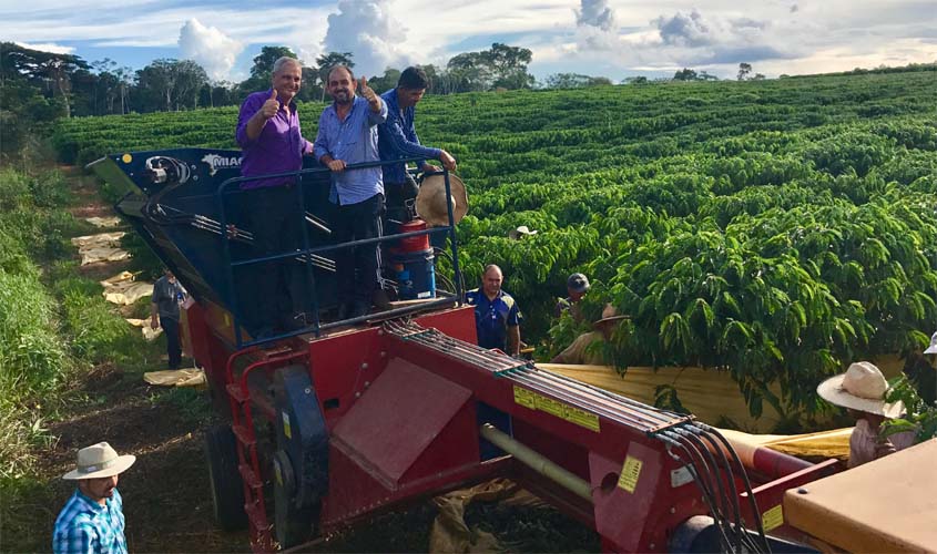 Laerte e Walter recepcionam comitiva do Amapá de olho no café clonal