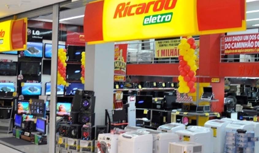 Ricardo Eletro vai indenizar vendedora obrigada a usar uniforme com logomarcas de fornecedores
