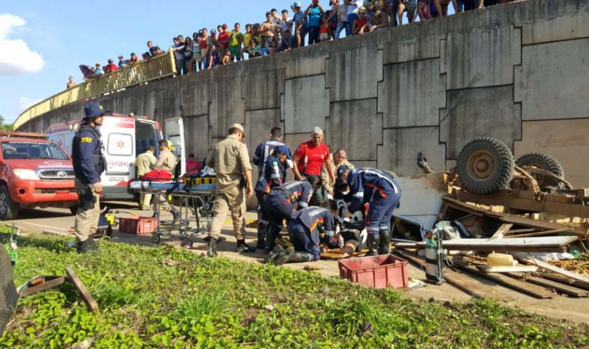 Após atropelar ciclista , camionete cai da ponte do Rio Madeira deixando três vítimas