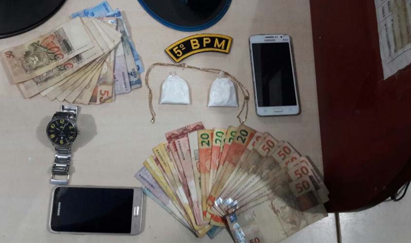 Dois jovens são detidos suspeitos de tráfico de drogas na zona Leste