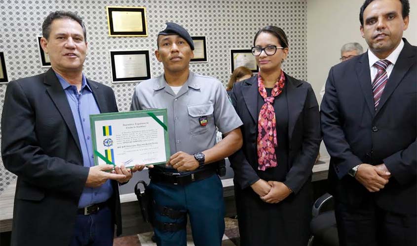 Maurão de Carvalho entrega homenagem a policiais militares de Monte Negro