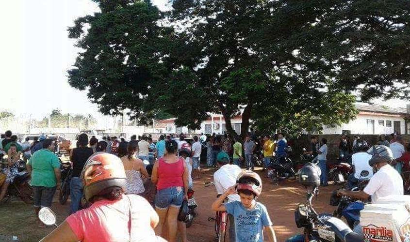 Assassinato da garota Jéssica: Multidão cerca delegacia em Cerejeiras onde polícia ouve depoimentos
