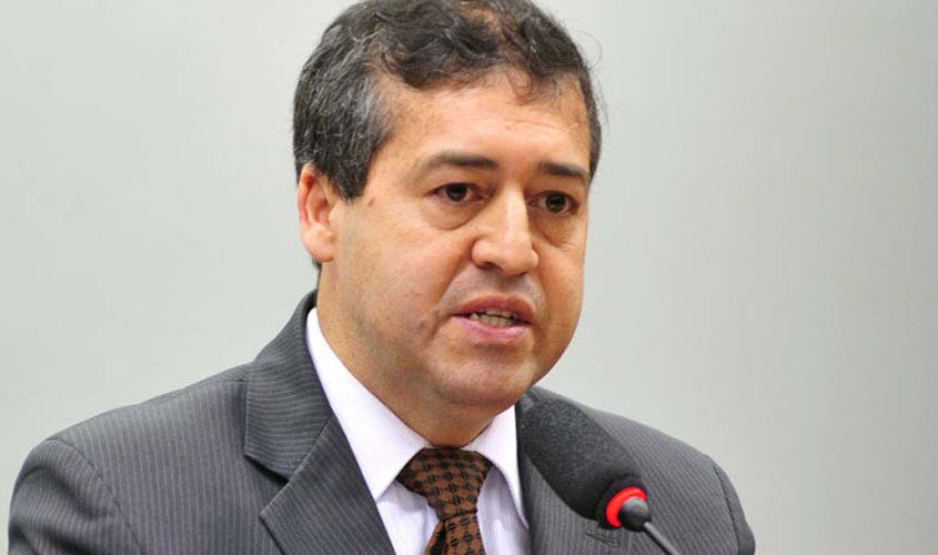 Deputados criticam aprovação da Lei da Terceirização; ministro defende reforma