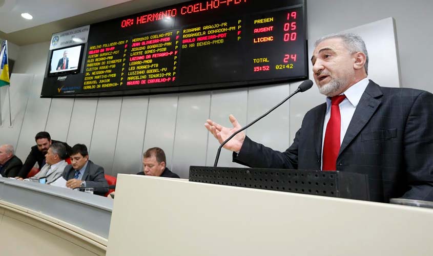 Hermínio Coelho pede urgência nos projetos do TJ para correção do salário dos servidores públicos